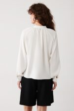شومیز کرپ نخ یقه چین دار - Image 3